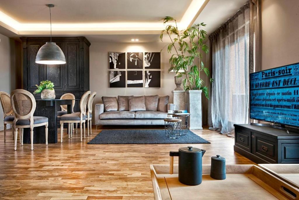 una sala de estar con un sofá y una mesa en Villa Albachiara, en Catania