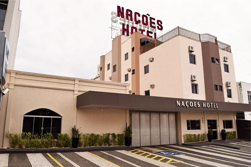 ein großes Gebäude mit einem Schild darüber in der Unterkunft Hotel Nações in Presidente Prudente