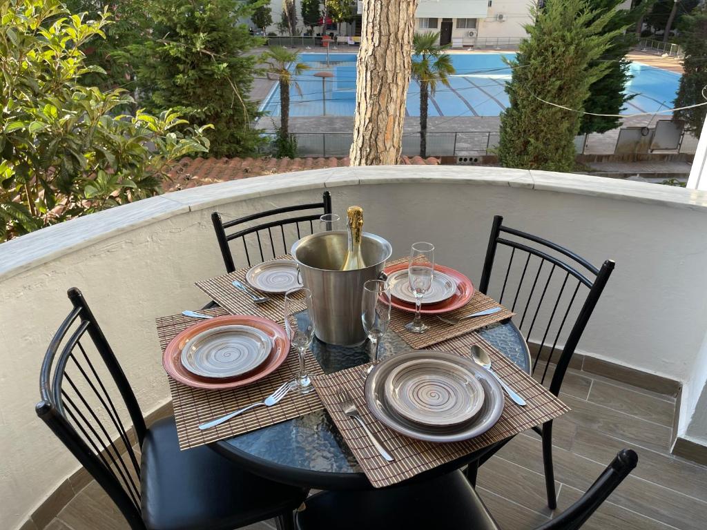 una mesa con platos y utensilios en el patio en Sunny hill Apartment, en Golem