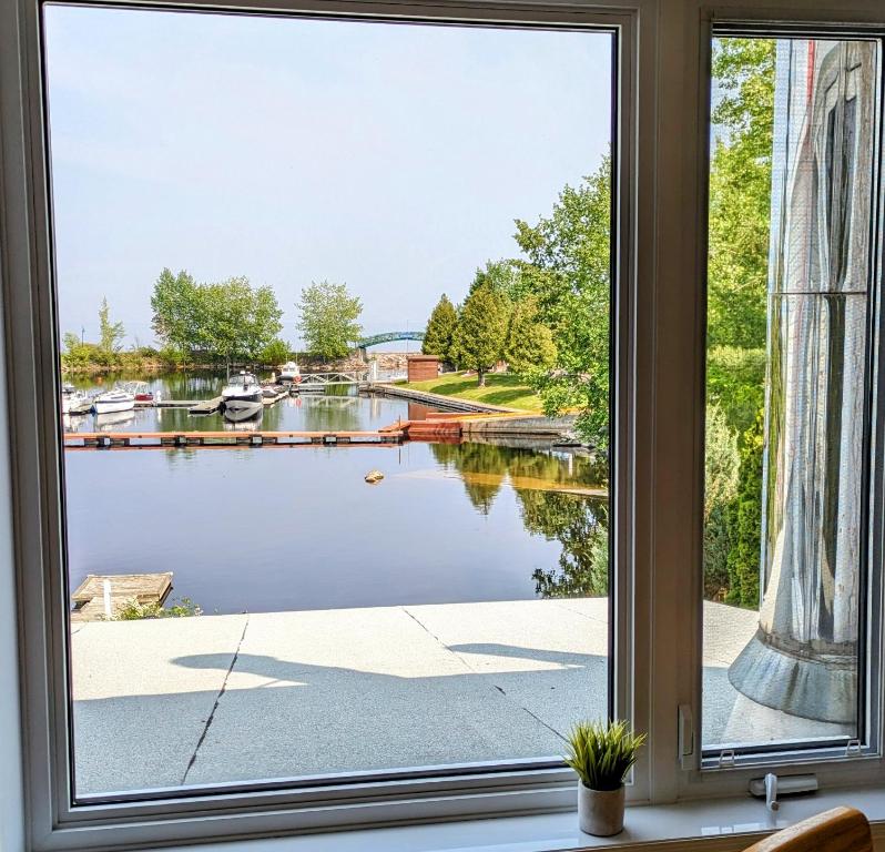 a window with a view of a body of water at Le Cocon du Rivage in Roberval