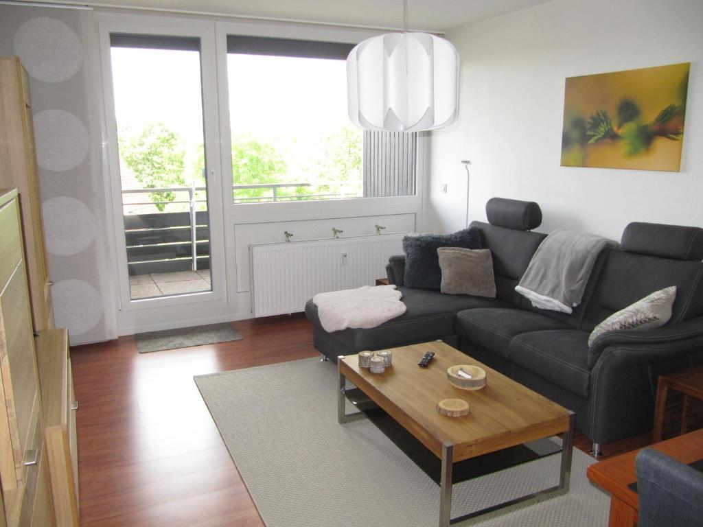 een woonkamer met een bank en een salontafel bij Ferienwohnung "Am Kurpark" in Sankt Andreasberg