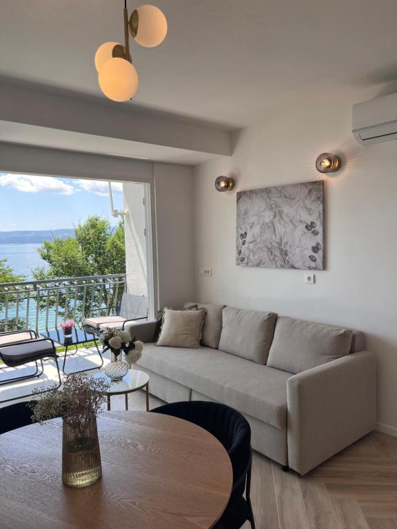 sala de estar con sofá y mesa en Modern Apartment Olive 30 Meters From The Beach in Duce en Duće