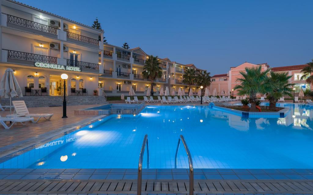 Bazén v ubytování Hotel Cronulla nebo v jeho okolí