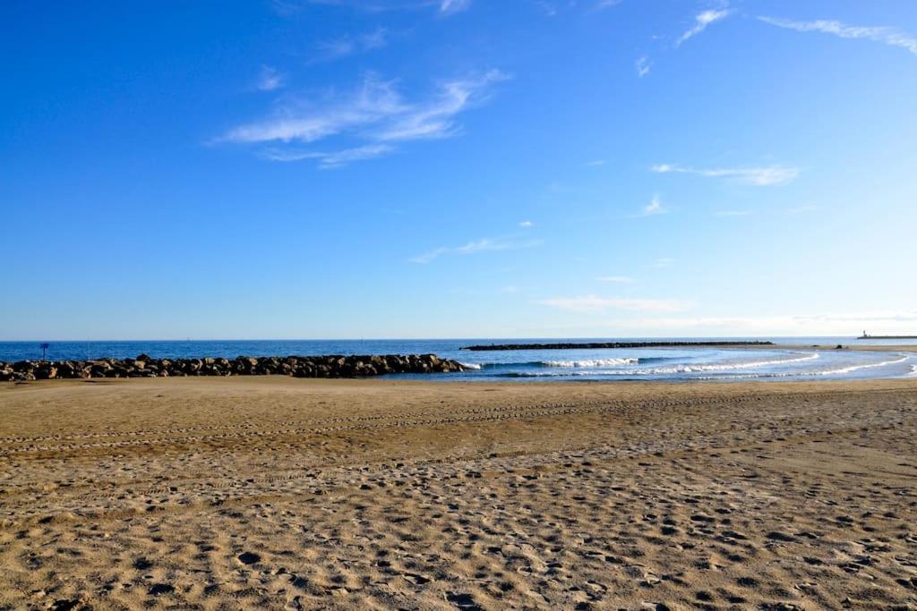een strand met een groep rotsen en de oceaan bij Villa plein pied, 2 eme ligne plage sable fin in Mauguio