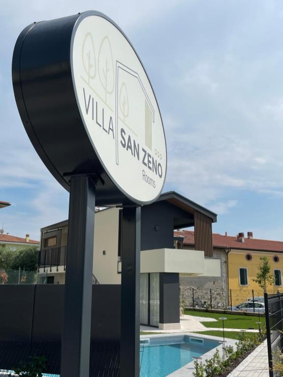 una señal para el complejo Villa San ignacio en Villa San Zeno Rooms en Bardolino