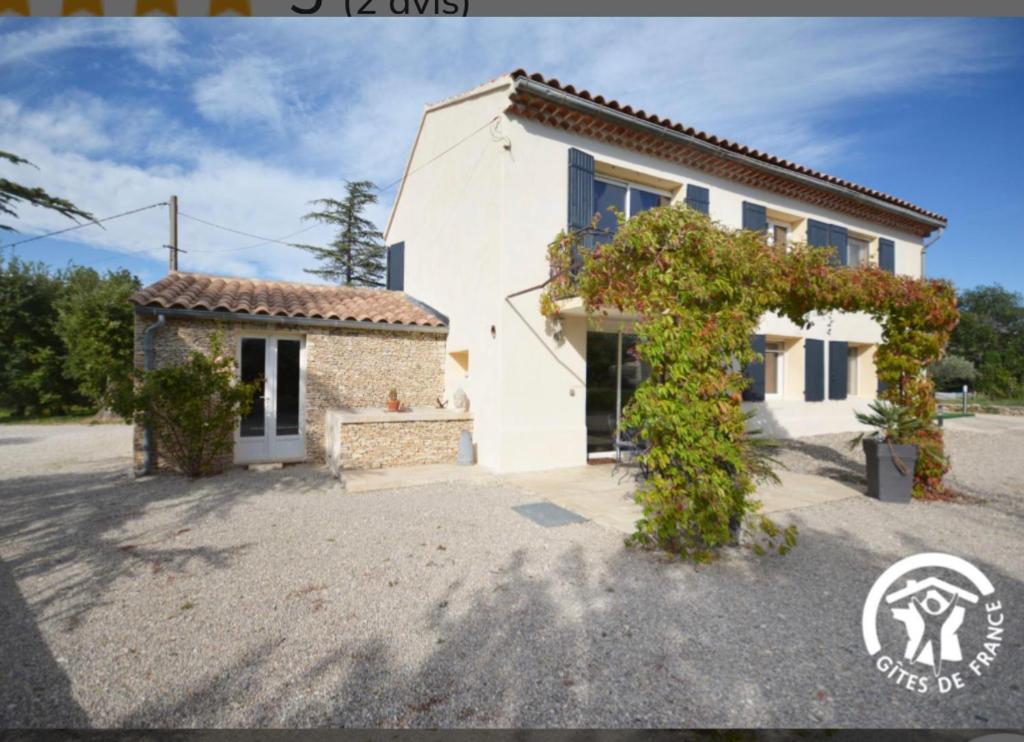 une image d'une villa avec une maison dans l'établissement Maison de L'Aube, à Villes-sur-Auzon