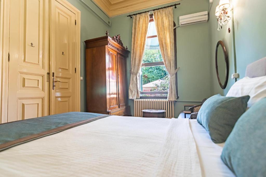 Büyükada Anastasia Meziki History Mansion - Large Double Room