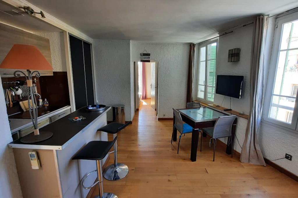 un soggiorno con scrivania, tavolo e sedie di Appartement T2, 1 seule chambre, très lumineux a Bandol