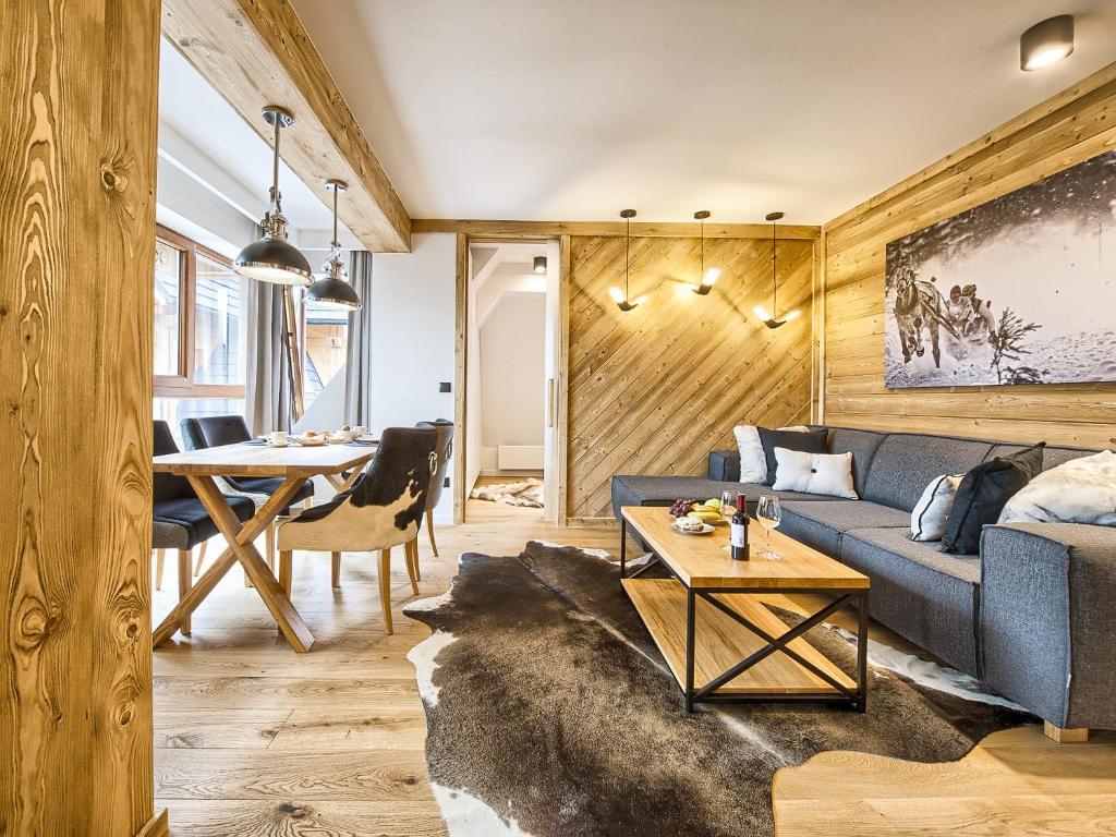 salon z niebieską kanapą i stołem w obiekcie VisitZakopane - Tatra Ski Apartment w Zakopanem