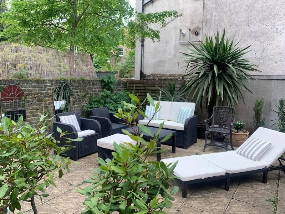 ロンドンにあるStunning London Apartment in Maida Valeの- パティオ(ソファ、椅子、植物付)