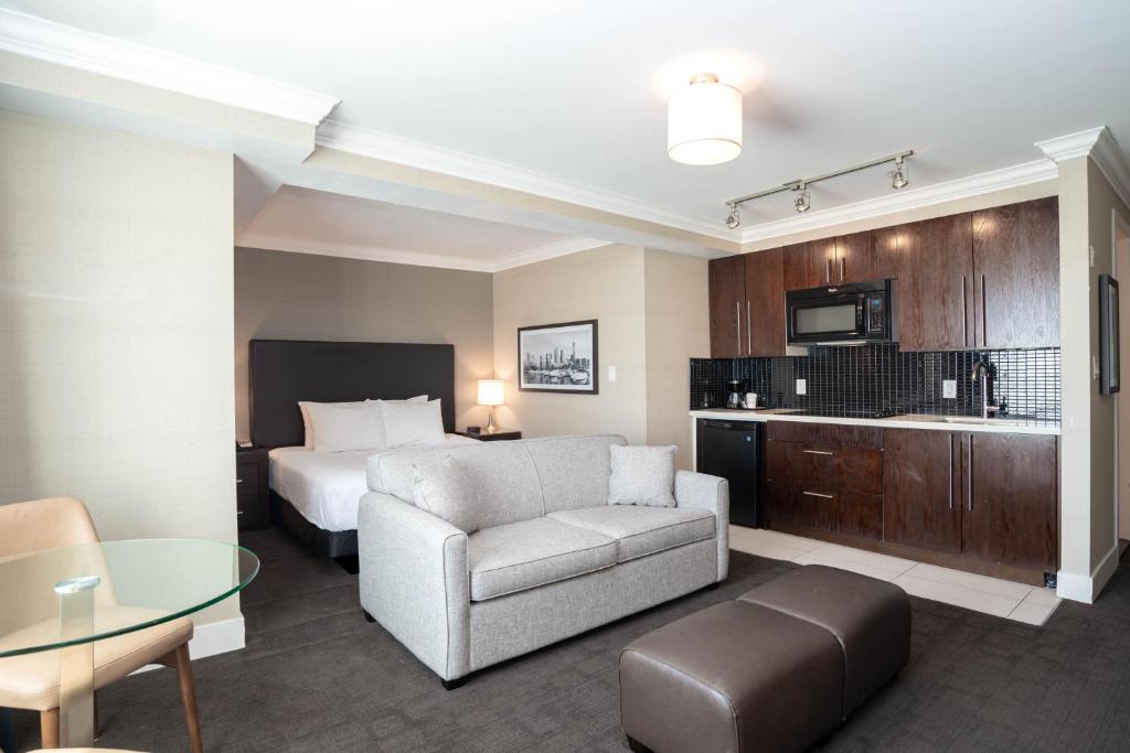 Sandman Hotel Oakville - Studio Suite, 1 Kingsize Bed, Bankbed, Kitchenette