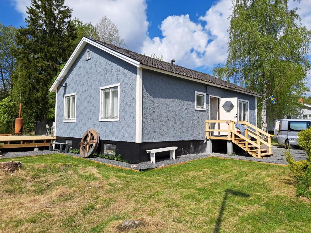 a blue and white tiny house in a yard at Vakantiehuis SARAH- vlakbij meer- van S&G Holiday in Nykroppa