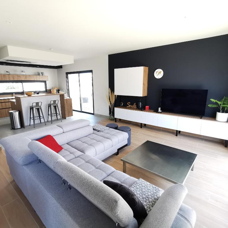 un salon avec un canapé et une table dans l'établissement Villa 4* Bella ciao, entre mer, lac et montagnes, à Villeneuve-de-la-Raho