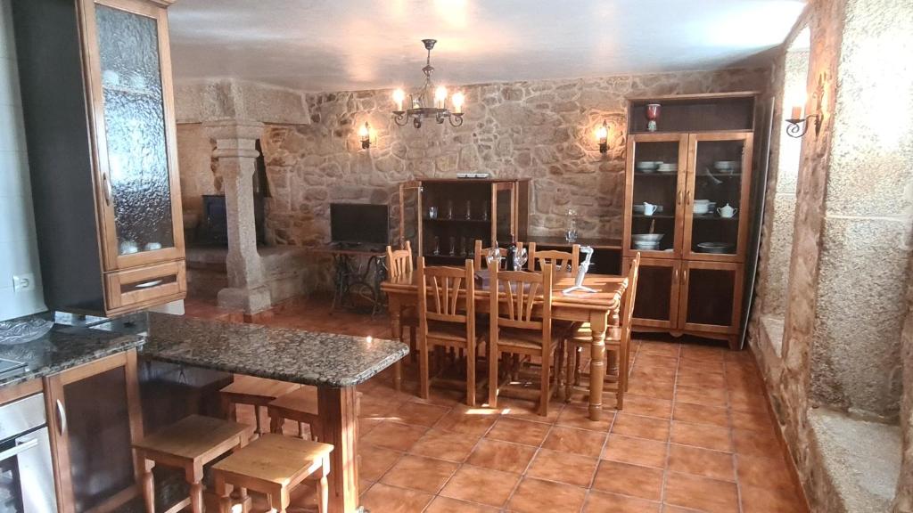 a dining room with a table and chairs at CASA DE LEIS in Leis