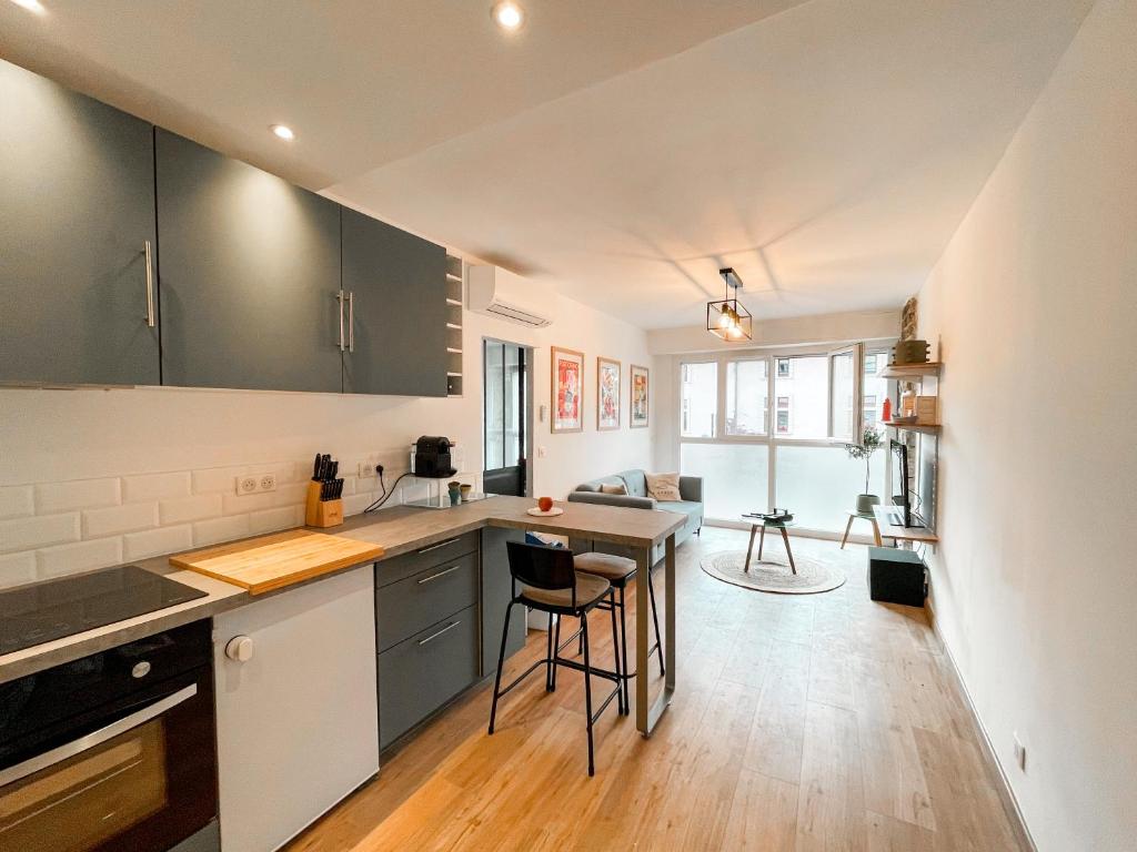 a kitchen with green cabinets and a counter top at Le Pagnol - Hyper centre - Clim in Cassis