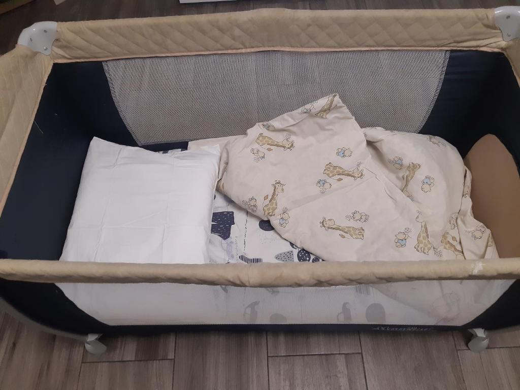 une valise ouverte avec un lit et des oreillers dans l'établissement Apartament nad rzeką, à Głuszyca