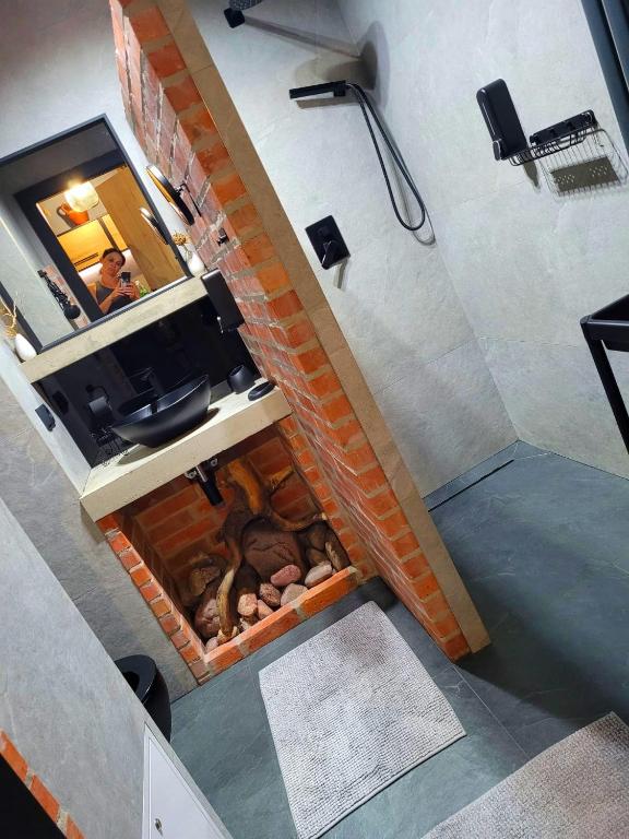 Televízia a/alebo spoločenská miestnosť v ubytovaní Apartament SPOKOLOKO Mysliwski