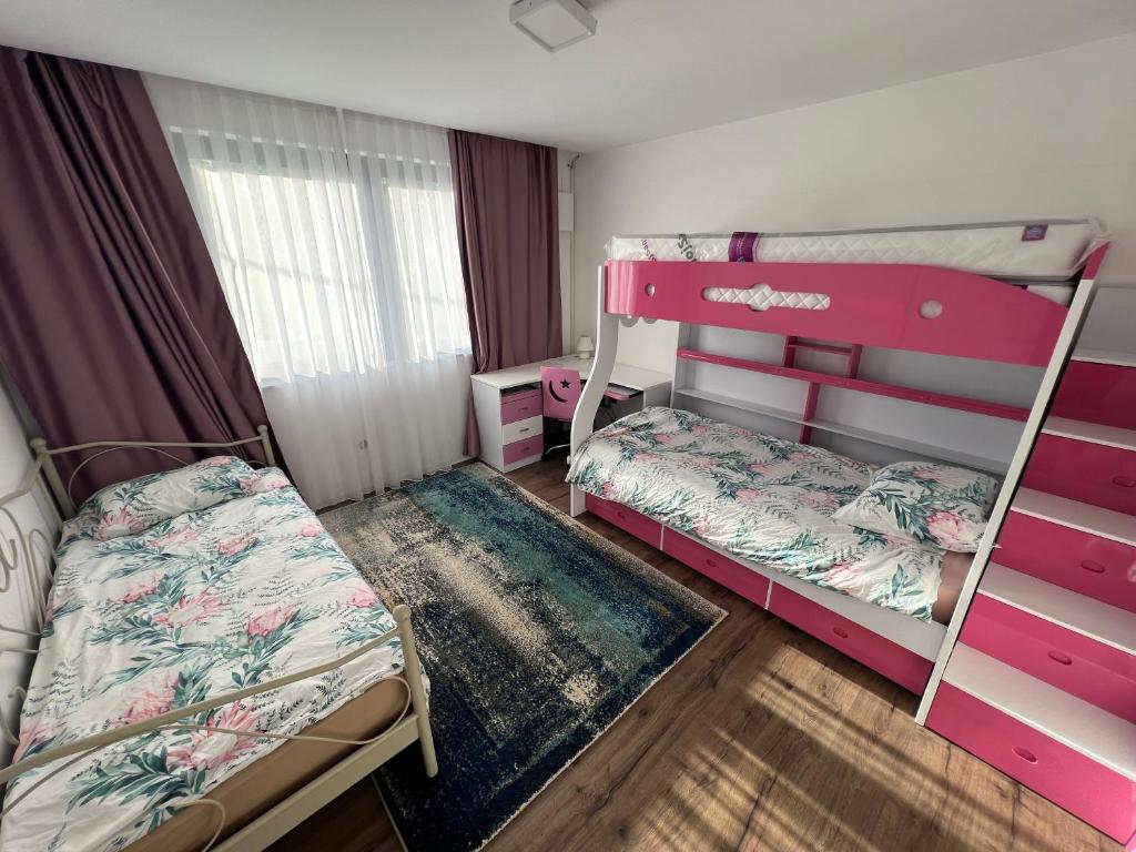 sypialnia z 2 łóżkami piętrowymi i oknem w obiekcie La bella vue w mieście Osenjače
