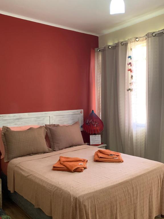 ein Schlafzimmer mit einem Bett und 2 Bademänteln in der Unterkunft Suíte elegante Caxambu in Caxambu