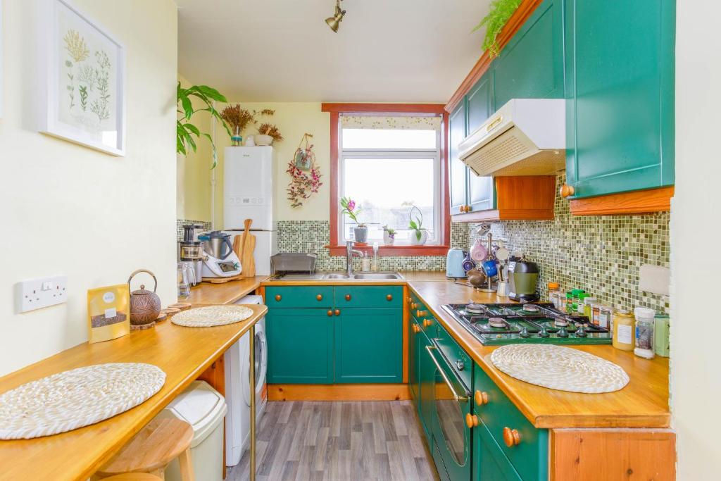 Kuchyň nebo kuchyňský kout v ubytování Bright & Spacious Double Room with Garden View- Close to Airport & City Centre