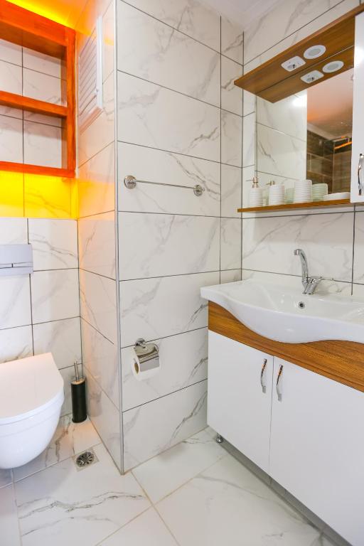 Ett badrum på Just Dream Suites