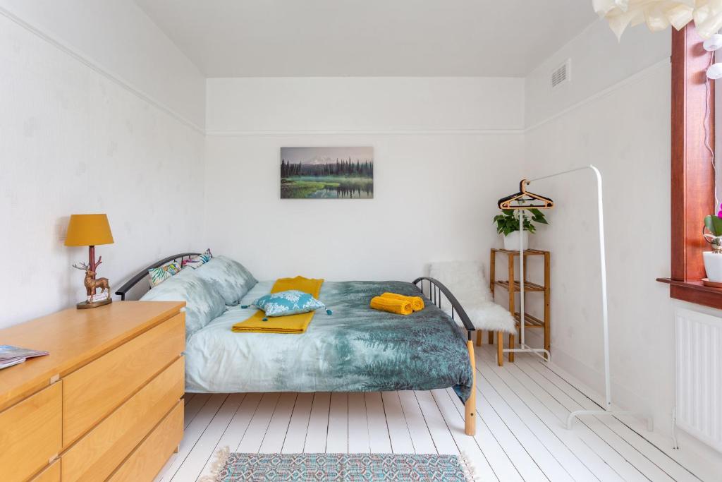Postel nebo postele na pokoji v ubytování Bright & Spacious Double Room with Garden View- Close to Airport & City Centre
