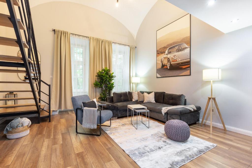 un soggiorno con divano e una macchina appesa al muro di L10 Dolce Vita Apartment a Budapest