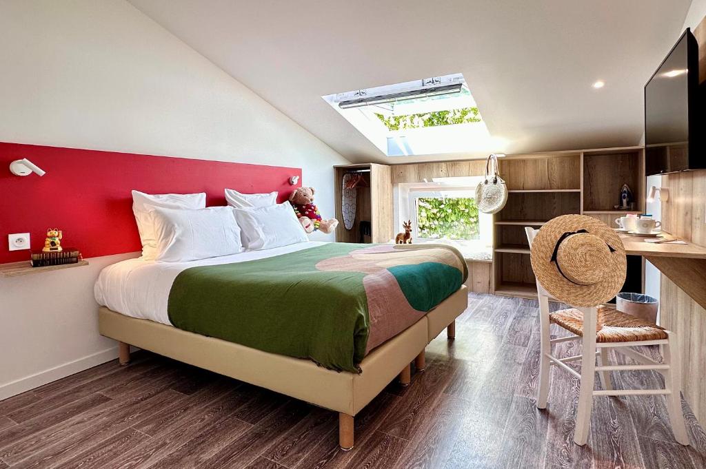 een slaapkamer met een groot bed met een rood hoofdeinde bij Hotel Le Provence - Restaurant Le Styx in La Palud sur Verdon