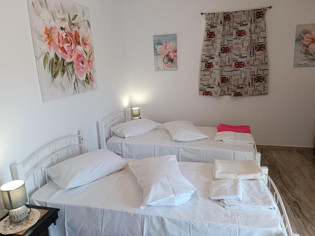מיטה או מיטות בחדר ב-Vassia&Manolis