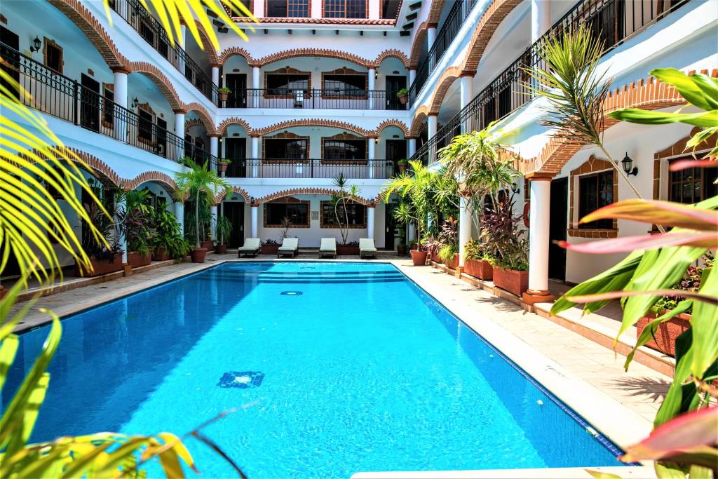 Бассейн в Hotel Colonial Playa del Carmen или поблизости