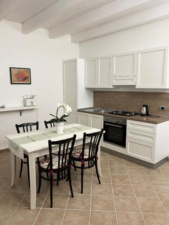kuchnia ze stołem, krzesłami i kuchenką w obiekcie Casa Galliani w mieście Vasto
