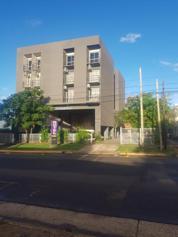 uma rua vazia em frente a um edifício em Hotel POSTA NORTE em Posadas