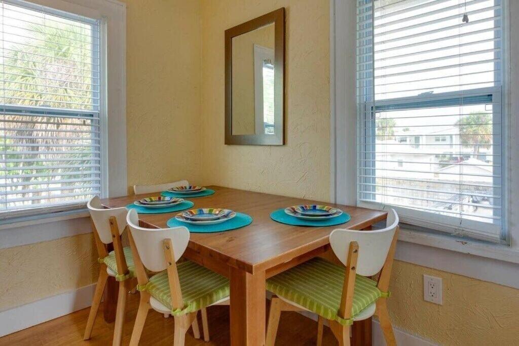 Fotografie z fotogalerie ubytování 1BR 1BA NorthStar Bungalow. Just Steps to the beach and the bay. v destinaci St Pete Beach