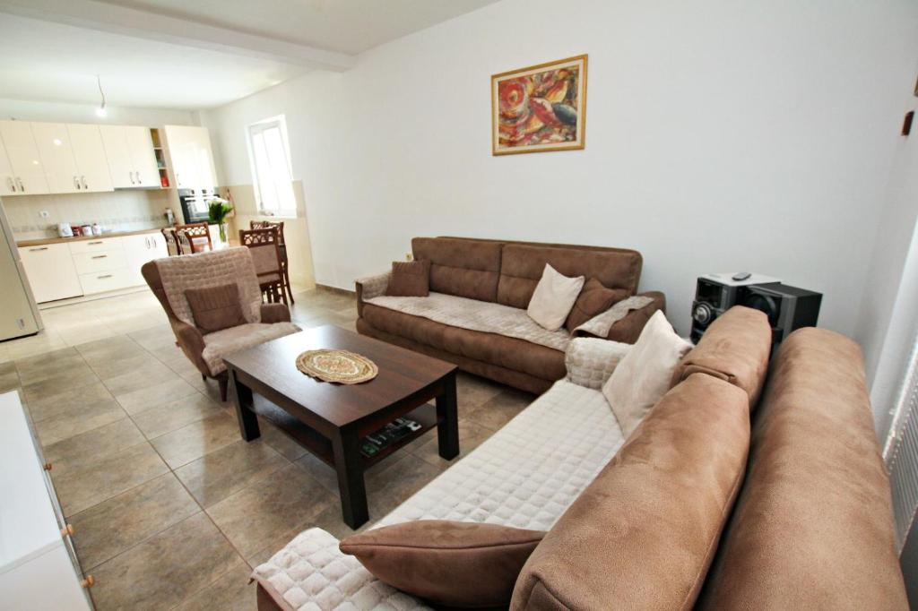 een woonkamer met een bank en een tafel bij Petra flat apartment in Bar