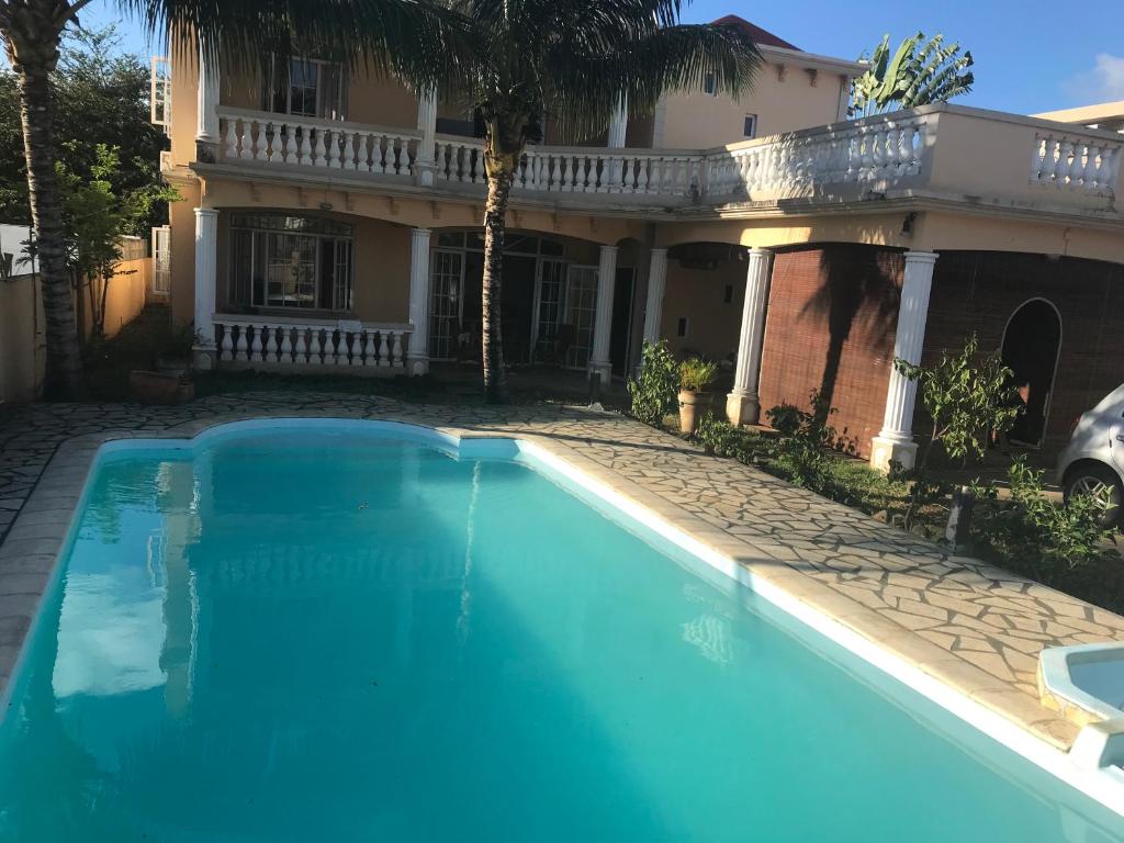 勒拉芒丹的住宿－Bel appartement avec piscine dans résidence privée，房屋前的游泳池