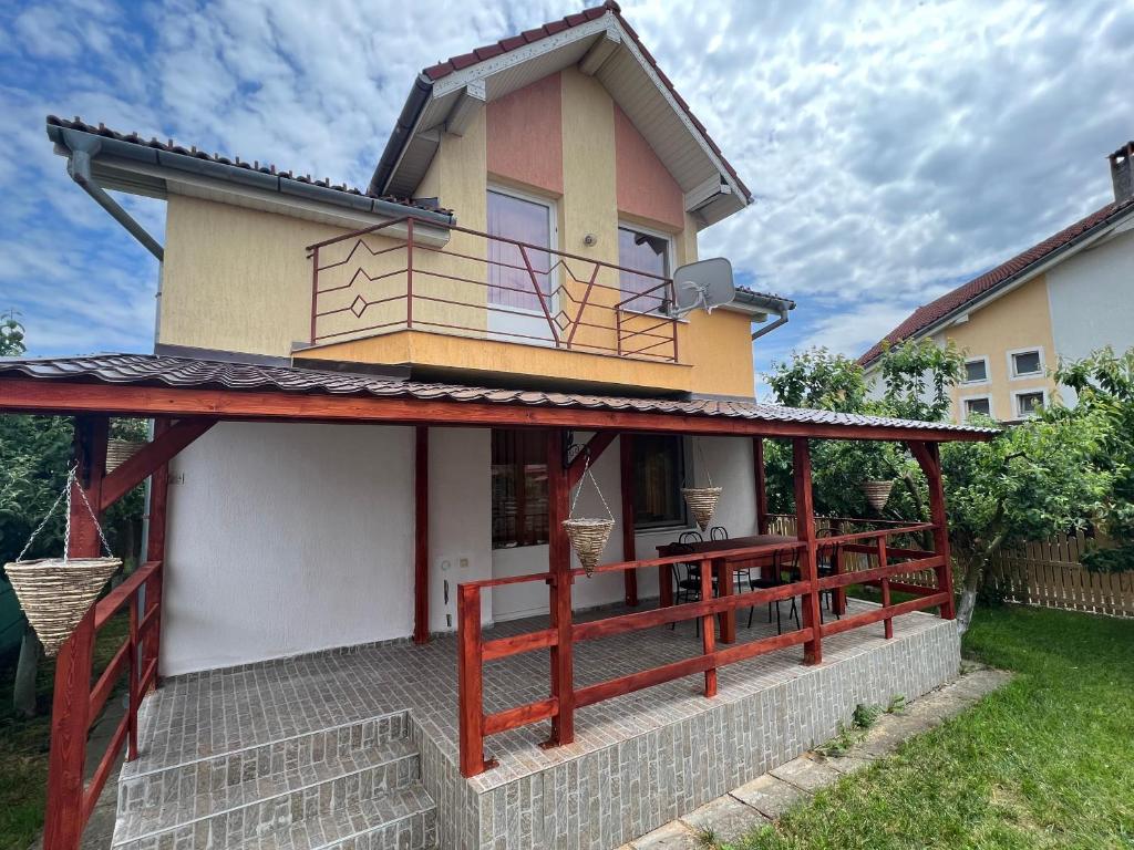 una casa con balcone e recinzione di CASA LV a Şura Mică