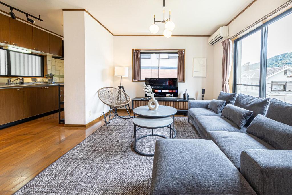 a living room with a couch and a table at mei Hakone in Hakone