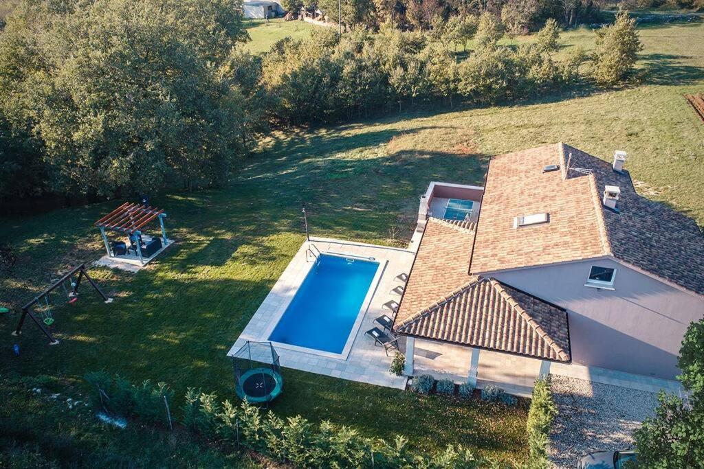 een luchtfoto van een huis met een zwembad bij Modern House with private pool in Žminj