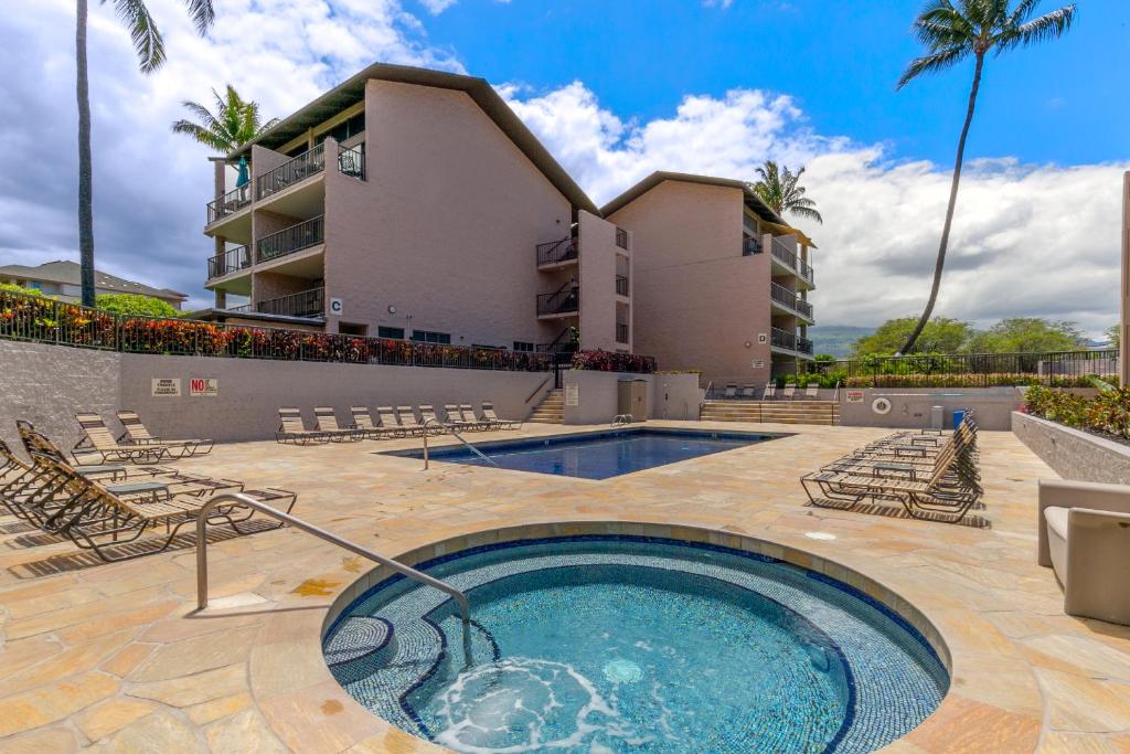 Bazén v ubytování Ocean View Unit at Kihei Alii Kai Close to Beach nebo v jeho okolí