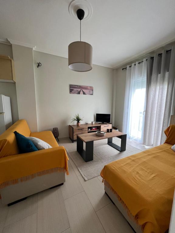 uma sala de estar com uma cama e um sofá em Agapi’s apartment em Tessalônica