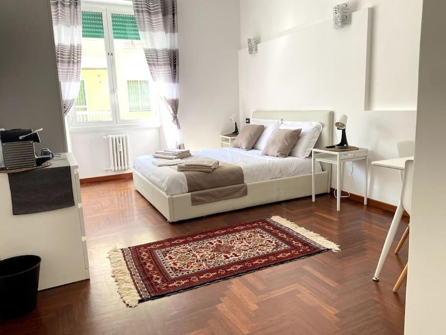 una camera con un letto e un tappeto su un pavimento in legno di a due passi da San Pietro a Roma