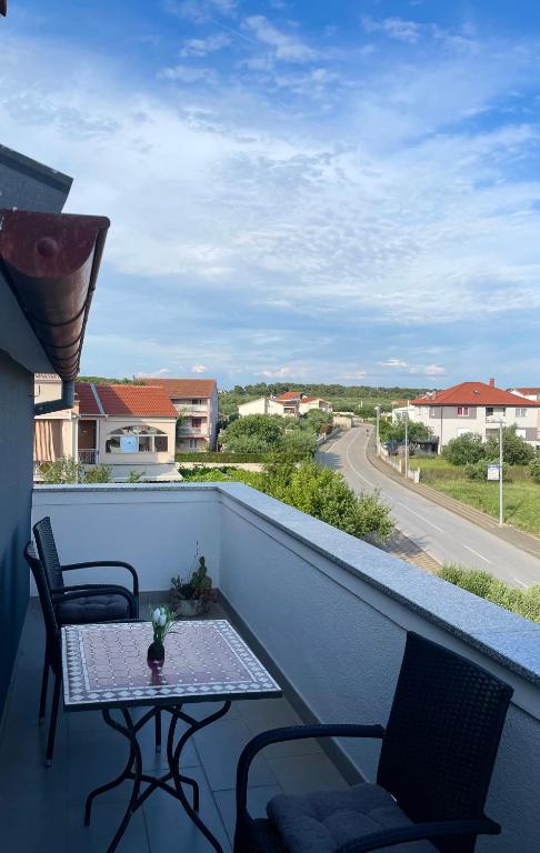 Balkón alebo terasa v ubytovaní Apartmani Mario Biograd na Moru