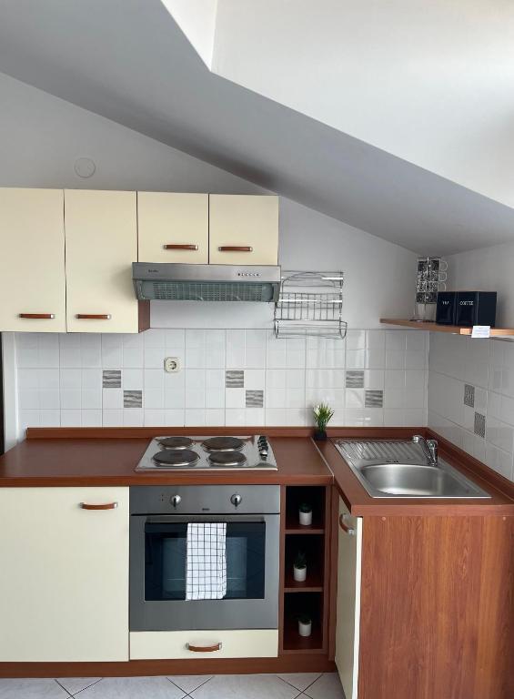 Kuchyňa alebo kuchynka v ubytovaní Apartmani Mario Biograd na Moru