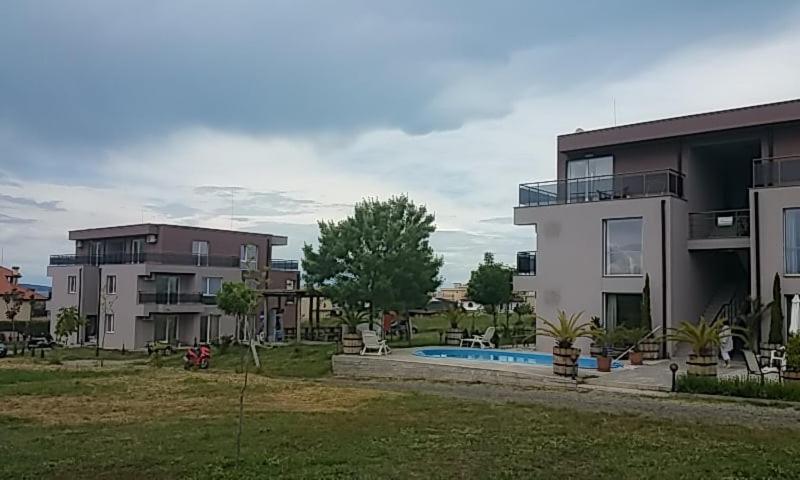 un edificio de apartamentos con una piscina en un patio en Arapya Apartments en Tsarevo