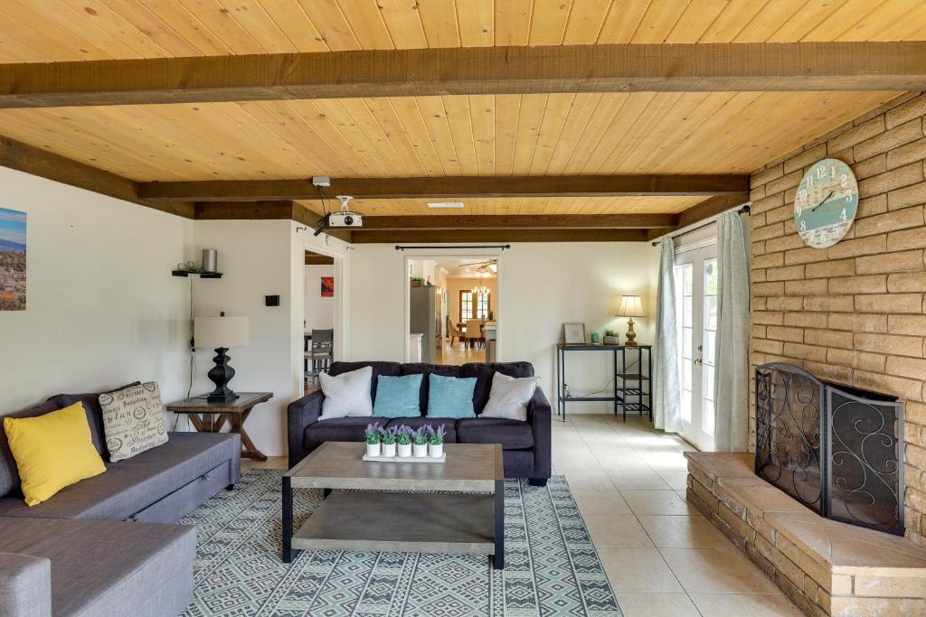 Fotografie z fotogalerie ubytování Sprawling California Ranch House with Courtyard! v destinaci Temecula