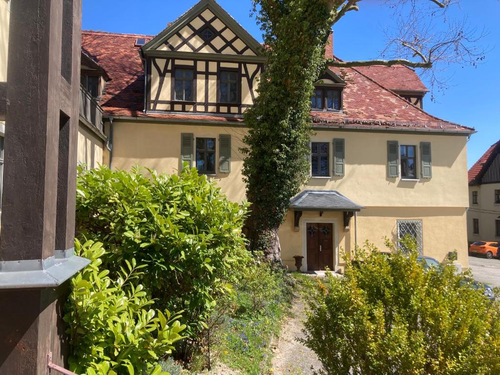 Jagdschloss Hummelshain B&B - Housity
