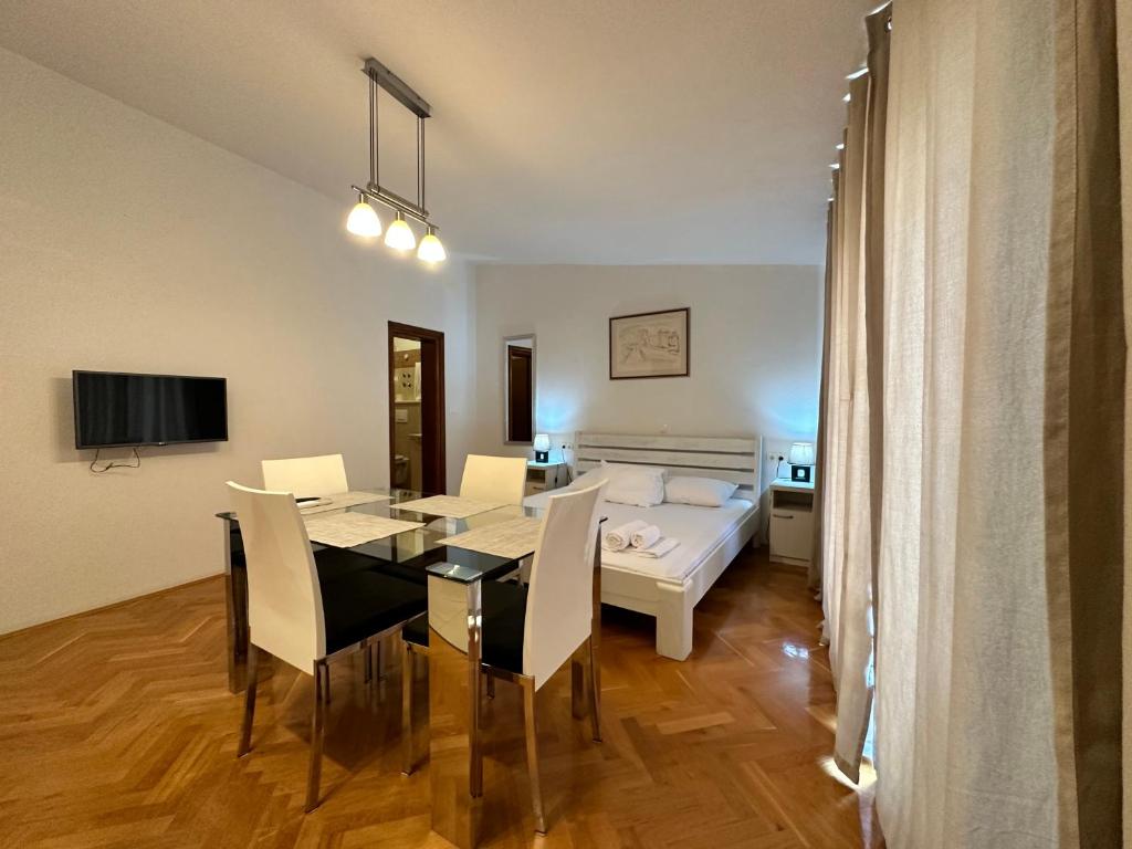 TV a/nebo společenská místnost v ubytování Villa Dante