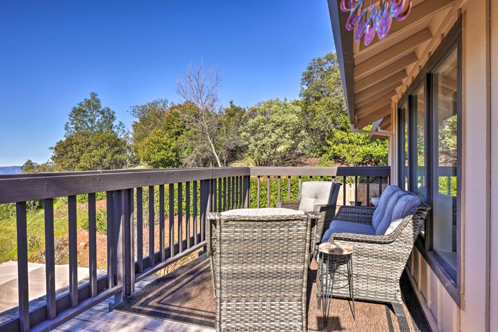 um alpendre com cadeiras de vime e uma mesa em Sonora Hideaway Garden, Balcony, and Scenic View! em Sonora