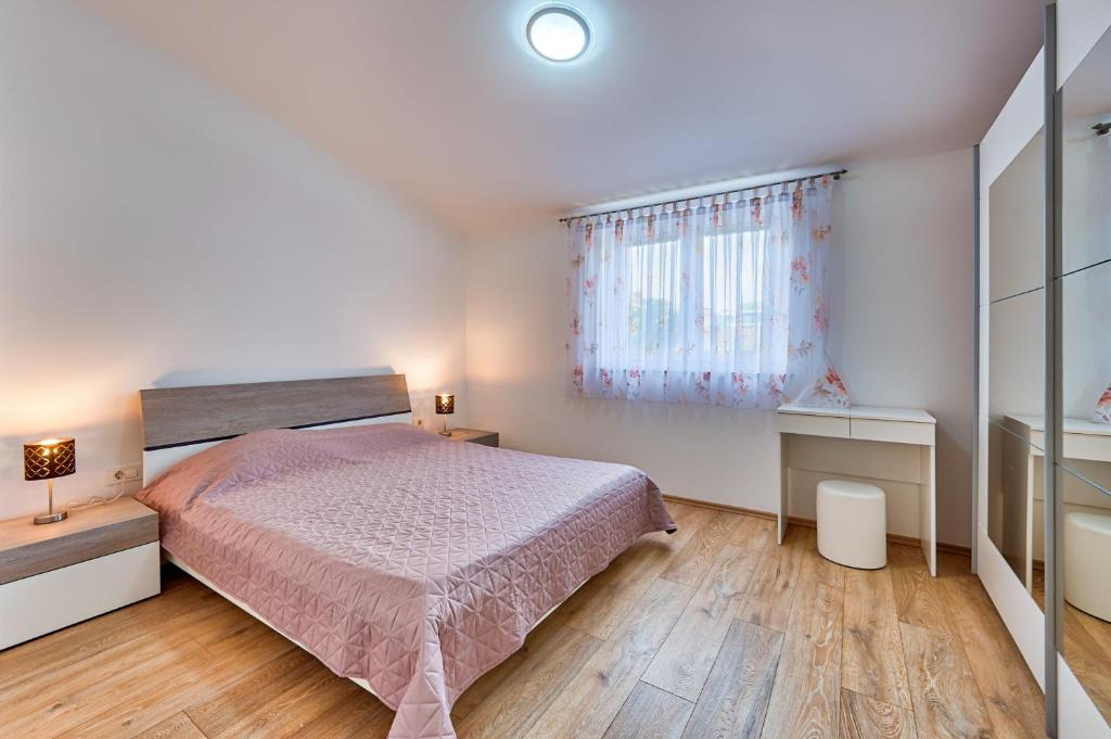 Postel nebo postele na pokoji v ubytování Apartments Lara