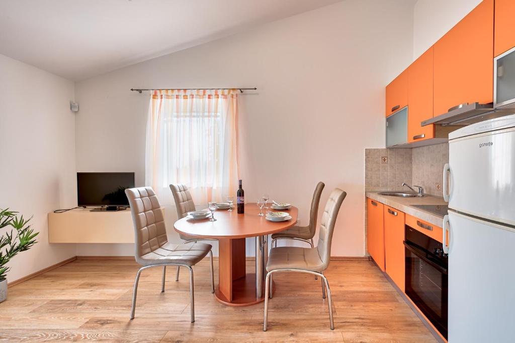 Kuchyň nebo kuchyňský kout v ubytování Apartments Lara